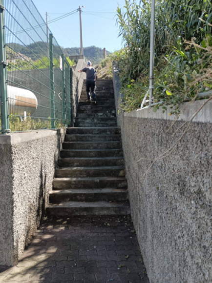 Limpeza do acesso p&uacute;blico situado atr&aacute;s da Piscina Municipal