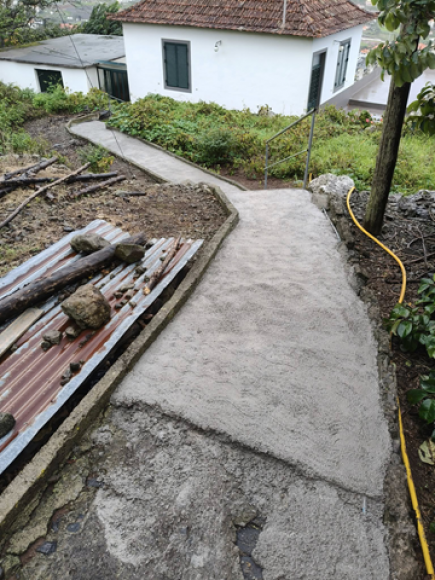 Trabalhos de manutenção num acesso público no Caramanchão