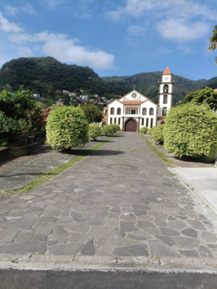 Limpeza do Adro da Igreja da Ribeira Seca
