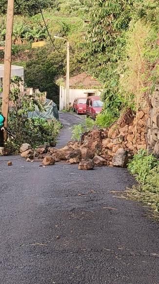 Aten&ccedil;&atilde;o - Pedras na Estrada da Quinta de Sant'Ana