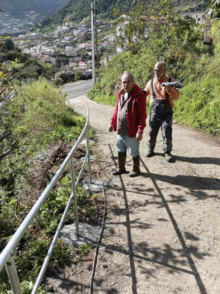 Coloca&ccedil;&atilde;o de um varandim de prote&ccedil;&atilde;o no Caminho da Boca do Risco