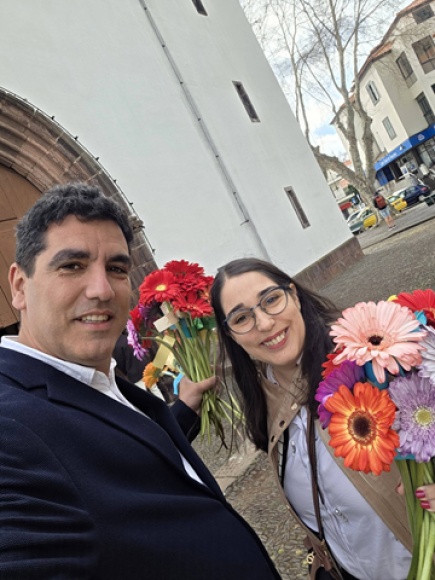 Entrega simb&oacute;lica de flores &agrave;s mulheres da freguesia de Machico