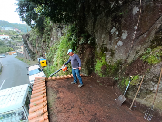 Limpeza e manuten&ccedil;&atilde;o de um abrigo de paragem de autocarro