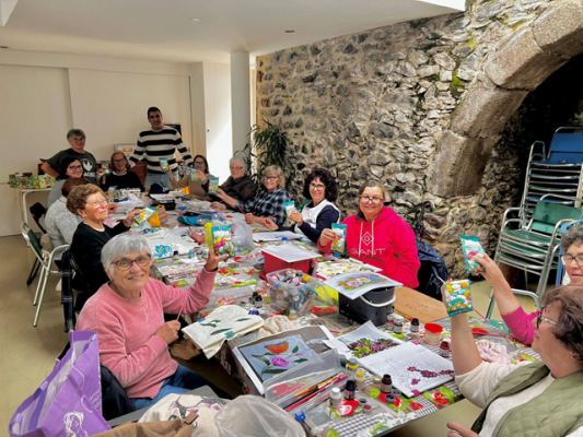 Junta de freguesia de Machico distribui am&ecirc;ndoas &agrave; Universidade S&eacute;nior de Machico