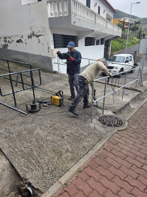 Coloca&ccedil;&atilde;o de uma varanda de prote&ccedil;&atilde;o junto &agrave; sede dos escuteiros