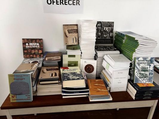 A Junta de freguesia de Machico informa que possui diversos livros para doar!