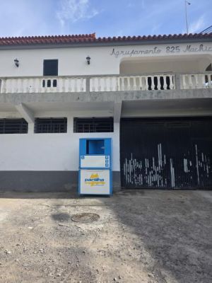 Coloca&ccedil;&atilde;o de um contentor de roupa &ldquo;Yaro Partilha&rdquo; exterior do armaz&eacute;m da Junta de Freguesia / sede dos Escuteiros, em Machico, na Rua Francisco &Aacute;lvares de N&oacute;brega (&ldquo;Cam&otilde;es Pequeno&rdquo;), no cruzamento com o Caminho da Quinta de Sant&acute;Ana